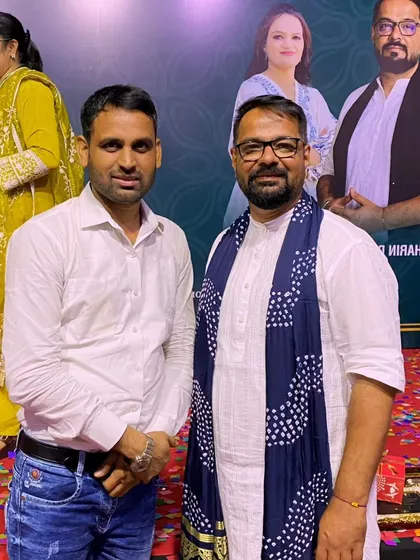 With Harin Dalal, a renowned mehandi artist and one of the judges at the Mehndi Marathon. It is important to connect with and learn from the best in the field.