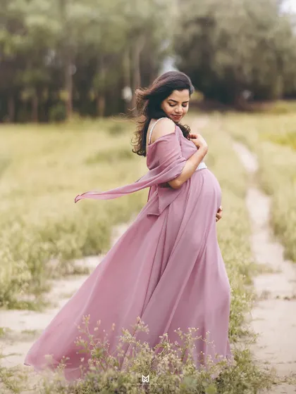 This is the magic of motherhood. I love using natural landscapes and soft, flowing gowns to create timeless solo maternity portraits that celebrate your strength and beauty.
