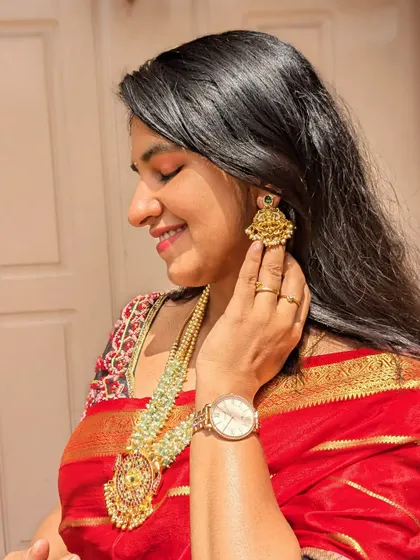 A smiling shot of my client, her look elevated by the beautiful Jadau haara.