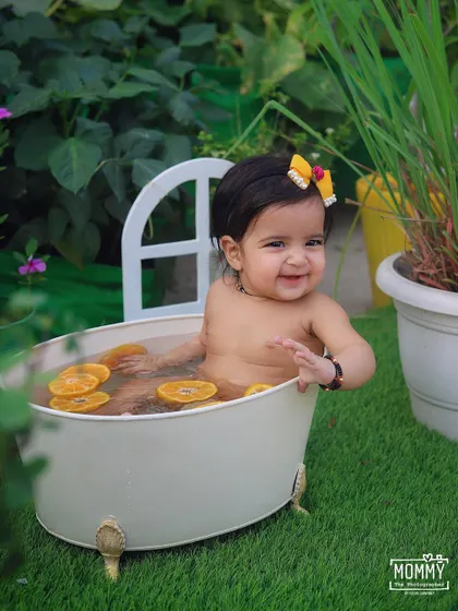 An outdoor citrus bath is perfect for a summer baby. The natural light and greenery make these photos feel so fresh and bright.