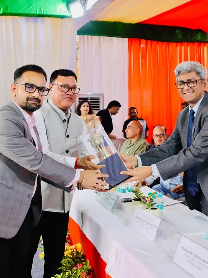Presenting a memento to an Hon’ble Justice of the Delhi High Court. We are grateful for the judiciary's support of our bar association's activities.