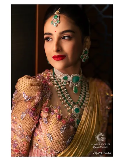 My bride Krishna looked absolutely regal for her wedding. We chose a bold red lip and defined eyes to match her magnificent emerald jewelry and ornate blouse, creating a look that was truly out of this world.