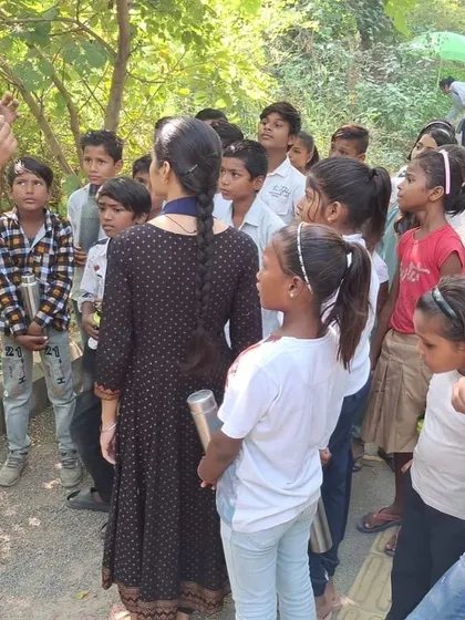 Our expert shows the students a native plant, explaining its role in the ecosystem and letting them touch and feel its leaves.