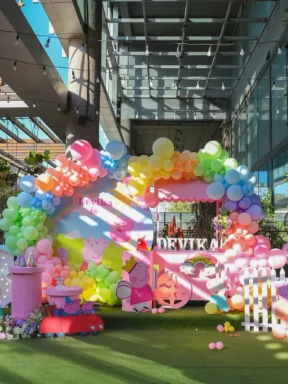 A wide shot of the Peppa Pig setup, highlighting the scale of the decor and how it transforms a venue into a playful paradise.