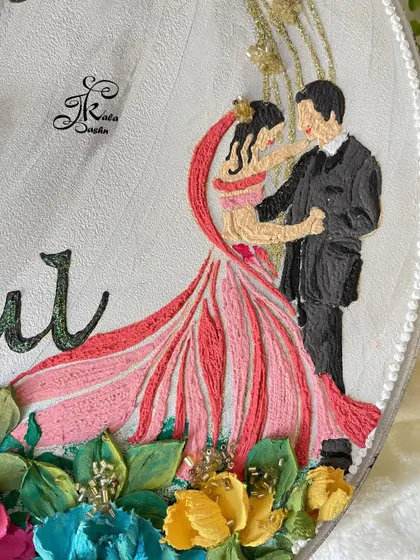 A detailed macro shot of the sculpted dancing couple on the engagement platter, capturing the texture of the bride's gown.