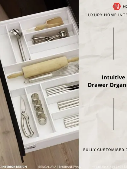 Keep your kitchen organized with our intuitive drawer organizers. This cutlery tray is just one of the many accessories we offer to create a tidy and efficient workspace.