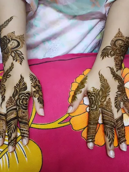 This angle shows how the delicate vine pattern extends onto the fingers.
