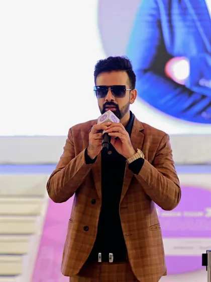 A close-up of me addressing the 1300+ attendees at the financial astrology conclave.