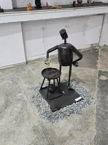 A unique metal sculpture on display at the College of Art, which our students had the opportunity to study.