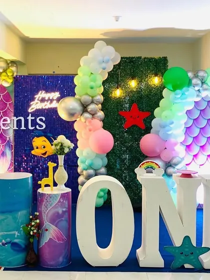 Another angle of the indoor mermaid theme, showing the full balloon arrangement.