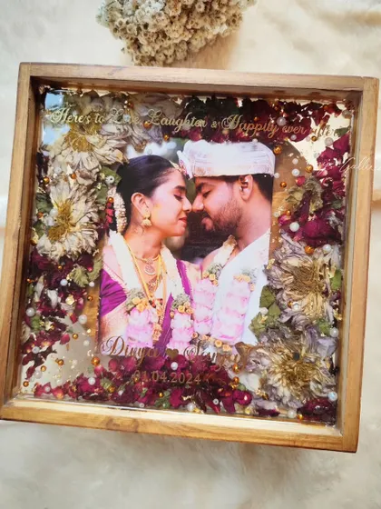 The finished frame, a testament to how fresh flowers can be transformed into timeless art.