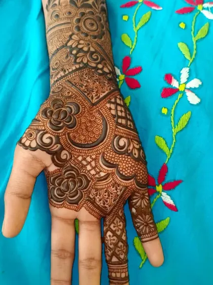 The palm design of this semi-bridal piece, with its mix of roses and traditional patterns.