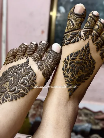 A simple and elegant Gulf mehendi design for the feet, featuring a bold central motif.