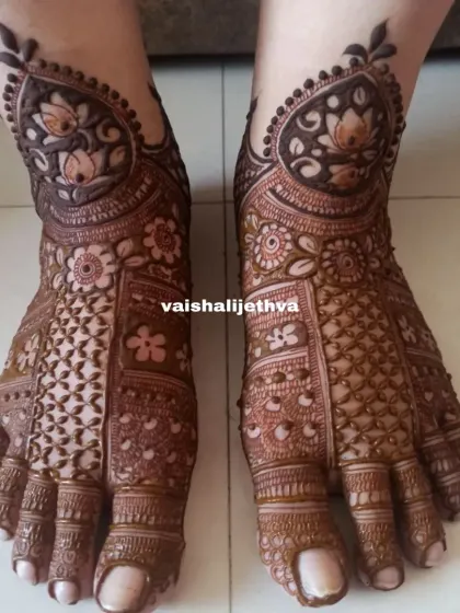 A full-coverage bridal foot design. This intricate pattern combines floral elements with geometric checks, ensuring the bride's feet look stunning.
