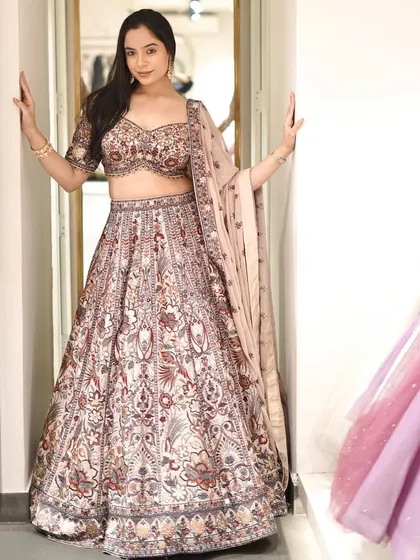 This heavily embellished lehenga with floral patterns is a masterpiece of craftsmanship. A great option for the sister of the bride who wants a standout look.
