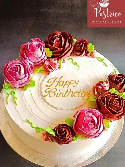 Another view of the coffee-caramel floral wreath cake, a sophisticated choice for a birthday.