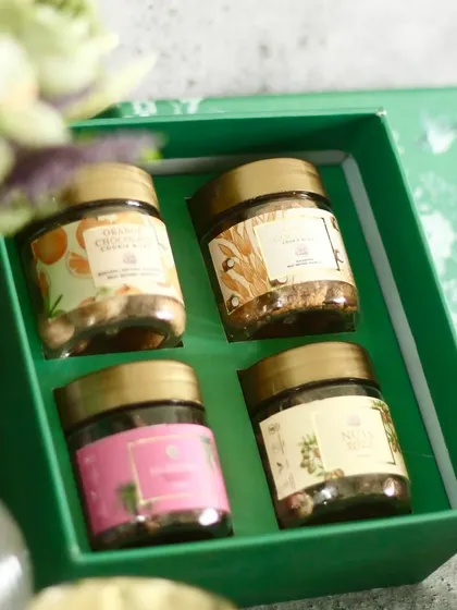 Our Pradan 1.0 hamper is filled with four kinds of crunchy, irresistible snackables. You can choose from cookie bites, mukhwas, flavored nuts, cardamom pods, or almond chocolates.
