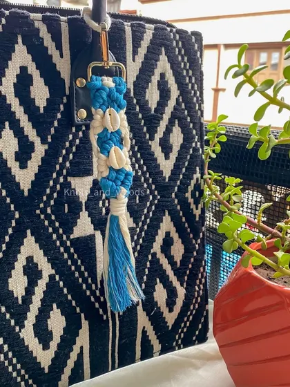 Bringing in some beach vibes with this blue and white macrame keychain featuring real sea shells. It’s a little piece of the ocean you can carry with you everywhere. Perfect for personalizing your beach bag!