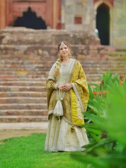 A full-length portrait with a historic monument in the background. This shot perfectly balances the subject and the location, creating a grand and timeless image.