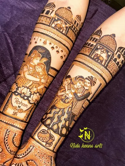 Another view of the dual-portrait design, highlighting the architectural elements that frame the figures.