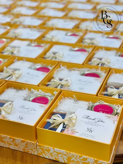 These yellow floral-patterned boxes are a cheerful and elegant option for thank you gifts or event favours. The consistent design creates a beautiful display for a bulk order.