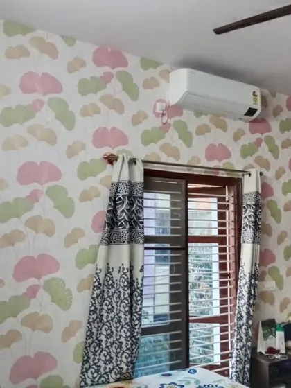 A playful wallpaper with ginkgo leaf patterns in pastel pink, green, and beige. This design adds a soft, cheerful touch to the bedroom, perfect for a light and airy feel.
