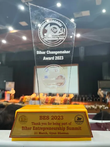 A duplicate image of the award trophy.