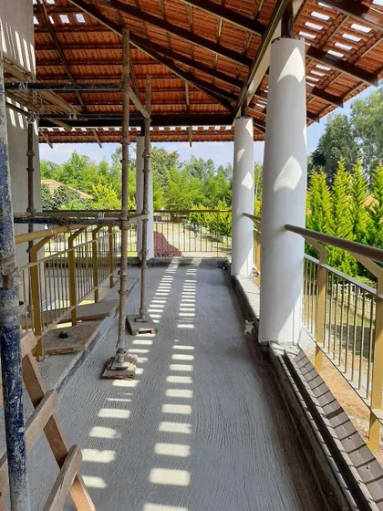 A corridor at our Chikmagalur site, showing the play of light and shadow from the roof structure. We believe these moments of revealing parts of our work are exciting glimpses of the final holiday retreat.