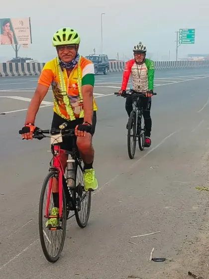Rang, raaste, aur rishte! A vibrant shot from our Holi ride, celebrating the colors of friendship and the joy of cycling.
