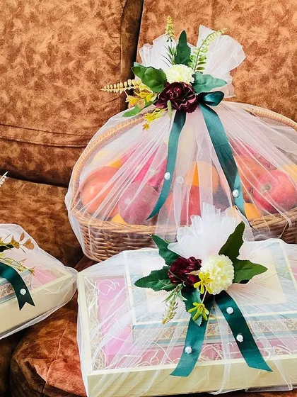 This set of trousseau items shows a mix of different wrapping styles and colors, all harmonizing to create a beautiful collection for the bride.