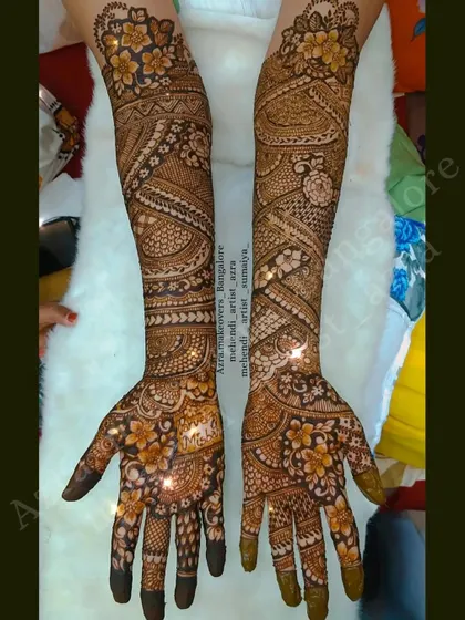 This full-arm bridal design features a mix of modern geometric patterns and traditional floral motifs, perfect for the contemporary bride.