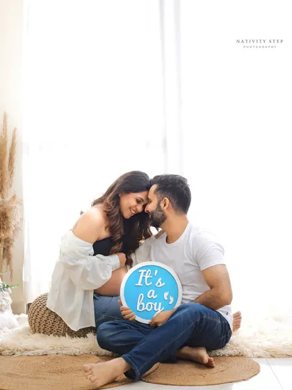 Let's have some fun with your announcement. We provide a variety of props, like these "It's a boy" signs, to add a playful and personal touch to your maternity photoshoot.