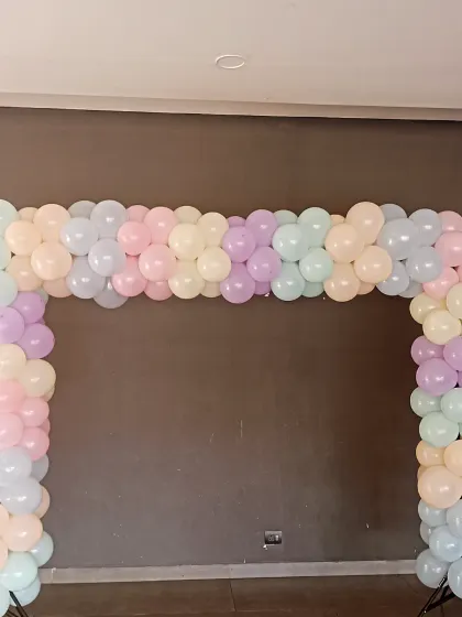 A simple and clean balloon arch made entirely of soft pastel colors. This structure is perfect for framing an entrance or a specific area, adding a touch of color without overwhelming the space.