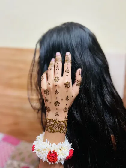 A side view of the minimal Eid design, showing how the pattern looks from different angles.
