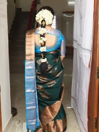 A classic South Indian bridal hairstyle is incomplete without a beautiful floral braid. Here, I've created a traditional long braid, or 'poola jada', adorned with fresh white jasmine flowers and a jadanagam, perfect for the muhurtham ceremony.