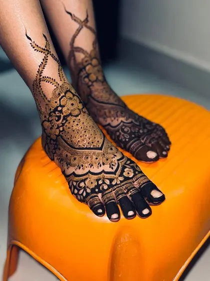 Here are more examples of my bridal foot mehendi. I can create matching designs for both feet or unique, complementary patterns, all tailored to your preference for your wedding day.