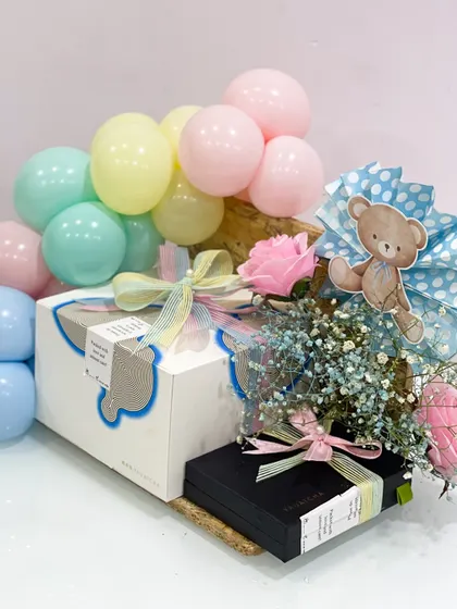 Even the packaging for the mom-to-be's food hamper was special. The boxes were adorned with pastel ribbons and baby-themed decorations, showing that every detail is considered.