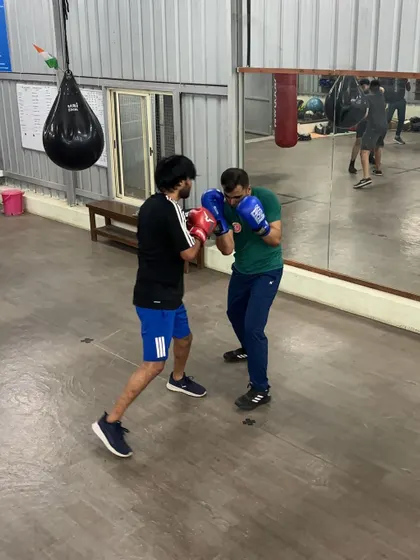 A moment of reset during sparring. Both boxers are back in their stance, ready for the next exchange.