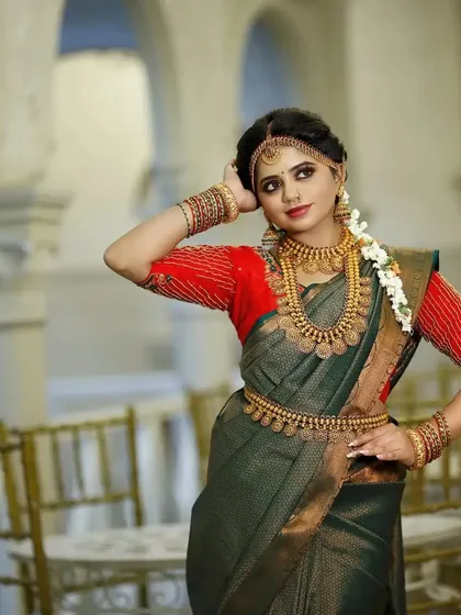 The elegance of a South Indian bride is captured in this shot. Our jewellery, including the matha patti and jhumkas, completes the look.