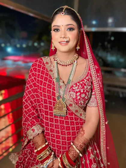 This bride looks absolutely radiant. The makeup is balanced to perfection, with glowing skin and defined eyes that make her features stand out.