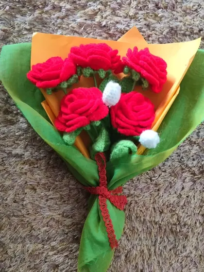 Here is my handmade rose bouquet wrapped in green and yellow paper. It is all ready to be gifted. These roses are made with love and will last forever. ❤️