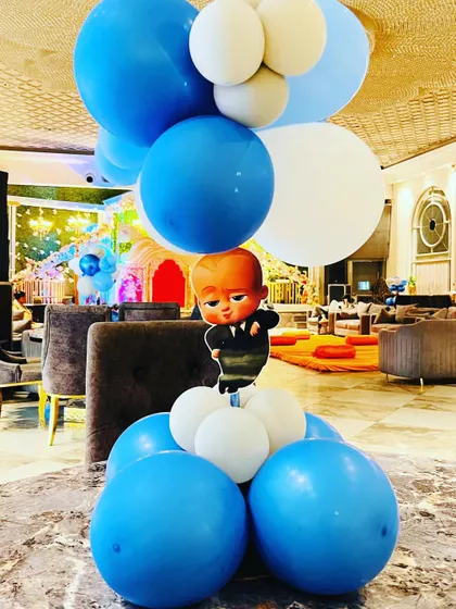 A "Boss Baby" table centerpiece made with blue and white balloons, perfect for adding themed touches throughout the party venue.