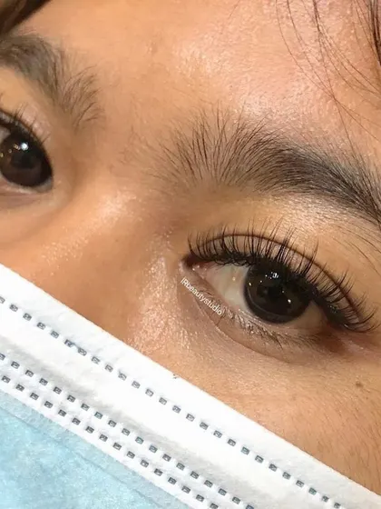 A simple and beautiful set of Classic lash extensions. This look is perfect for anyone who wants to add a bit of length and definition without the weight or drama of volume sets.
