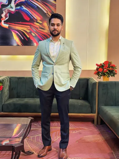 A full-length shot in my office lounge. I am passionate about my work, and I believe that doing what you love is the only way to achieve great results for your clients.