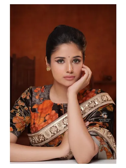 A refined and sophisticated look taught in my course. Mastering winged eyeliner and creating a soft, clean base are fundamental skills for this style of makeup.