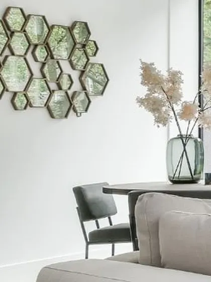Diwar par is tarah ke decorative mirrors lagane se space bada aur interesting lagta hai. Yeh ek simple decor idea hai.
