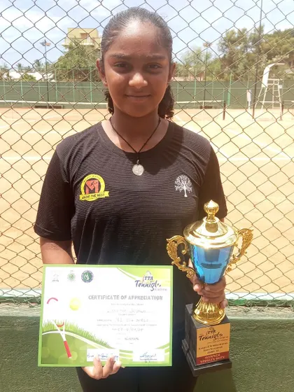 A great outdoor shot of Eshita with her NS U-14 singles champion trophy. We train our players to be tough competitors on all surfaces, including the clay courts seen here.