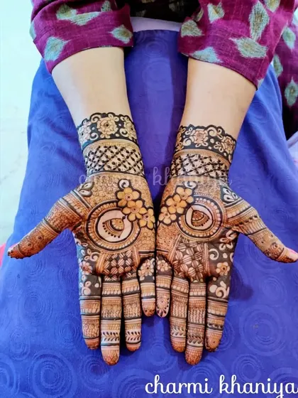 A beautiful floral design that is intricate but not too heavy, making it a great choice for wedding guests.
