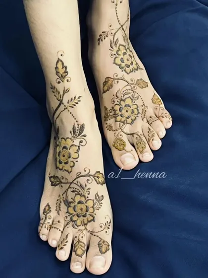 A delicate and flowing vine pattern for the feet. This minimalist Arabic style is perfect for someone wanting a lighter, elegant look.