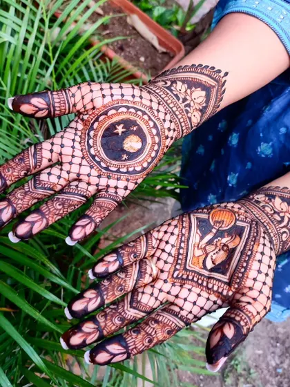 This Karwa Chauth design features the iconic scene of a wife viewing the moon, a beautiful piece of storytelling.